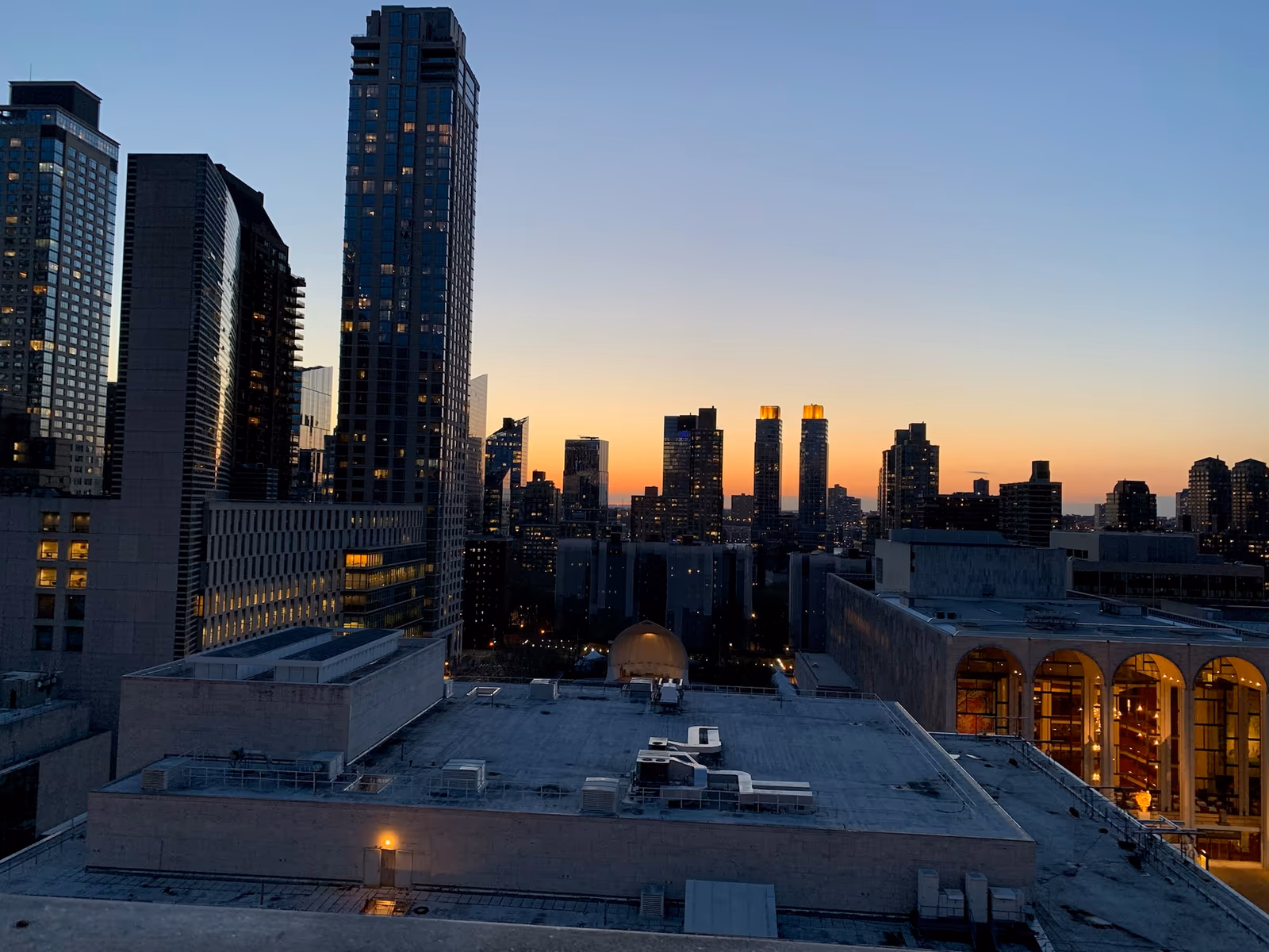 Sonnenuntergang über der Skyline, von der Rooftop-Bar des Empire Hotels
