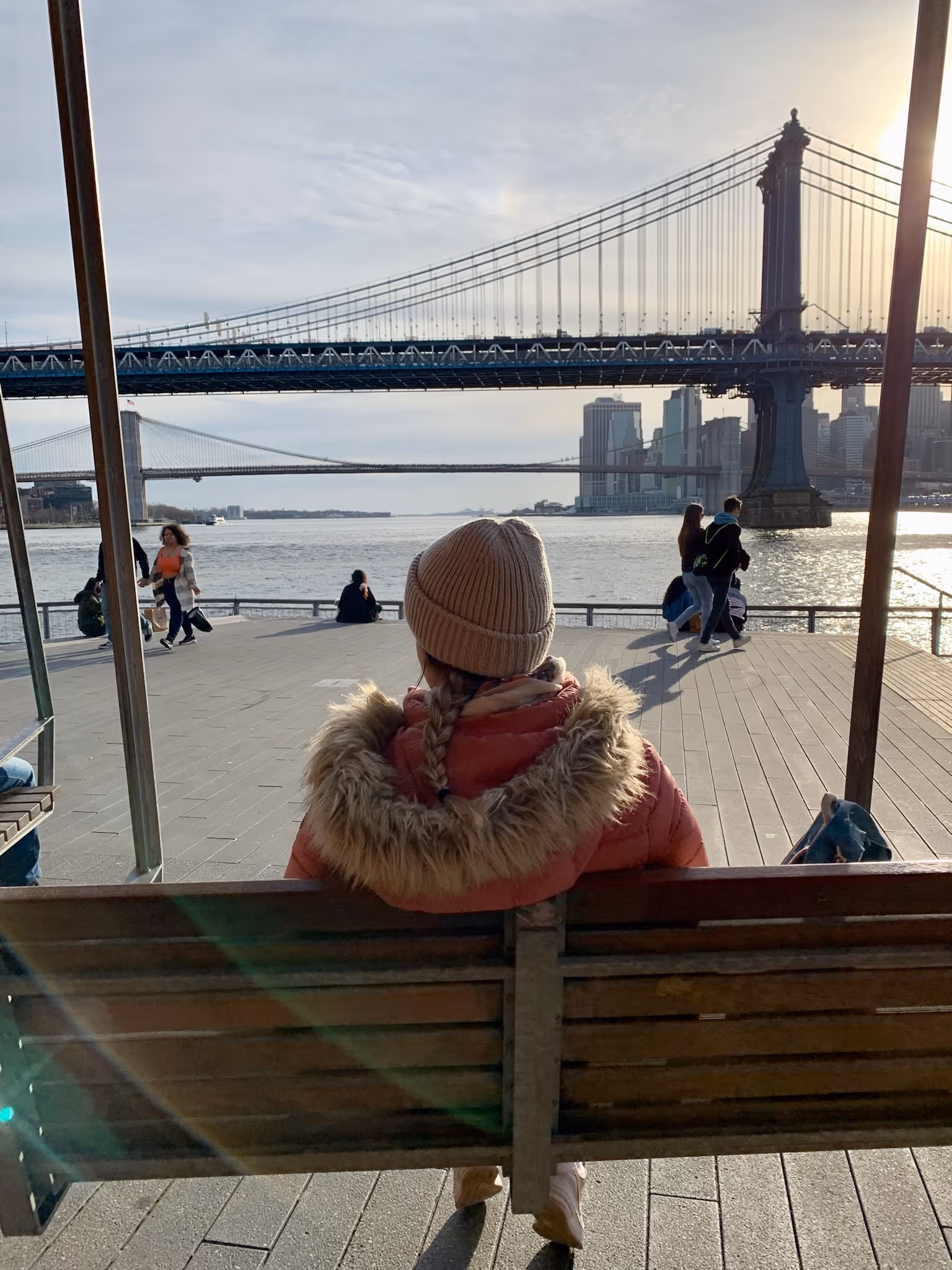 Blick vom Pier 35 auf die Brooklyn Bridge und die Manhattan Bridge