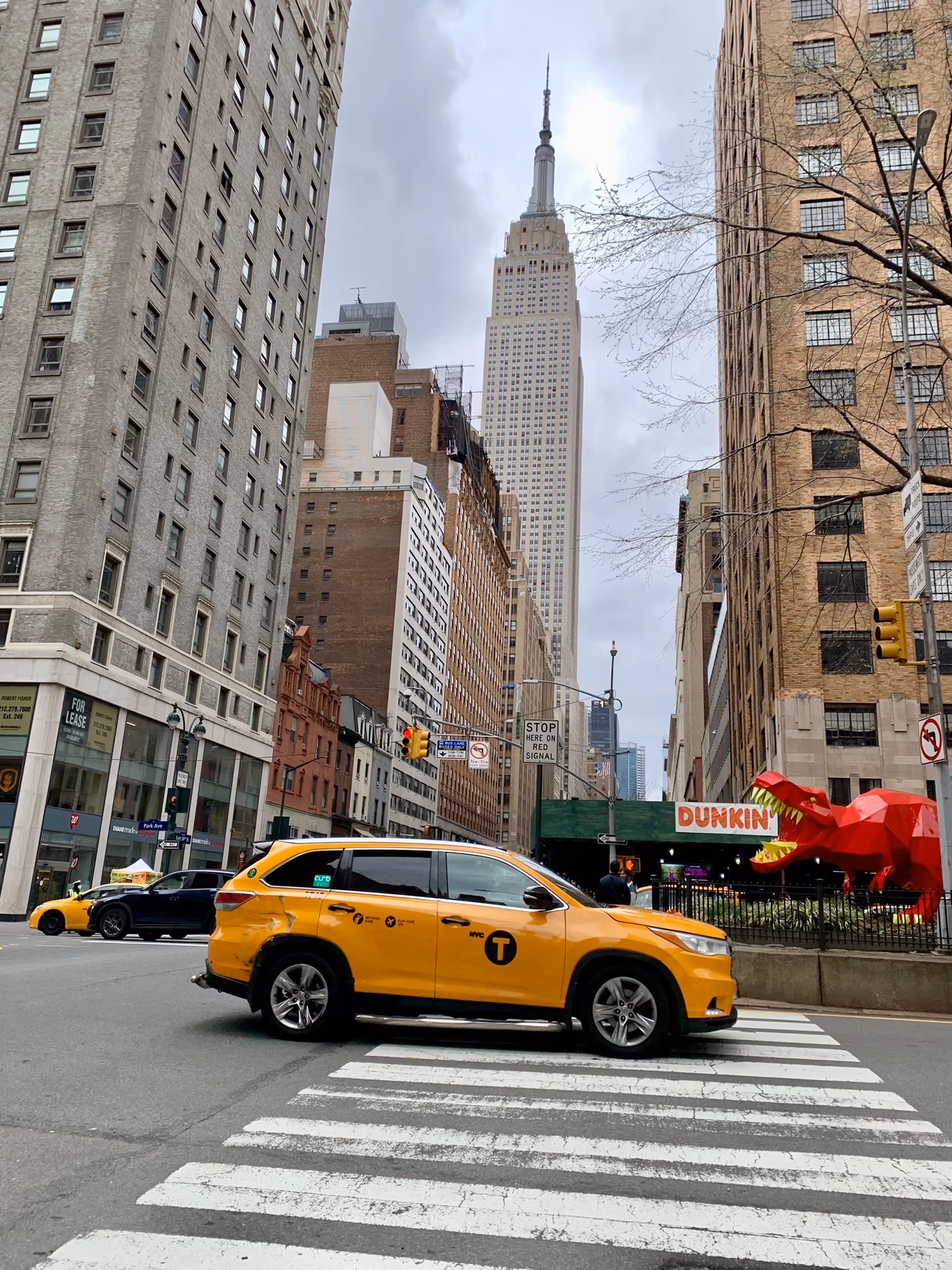 Gelbes Taxi vor dem Empire State Building