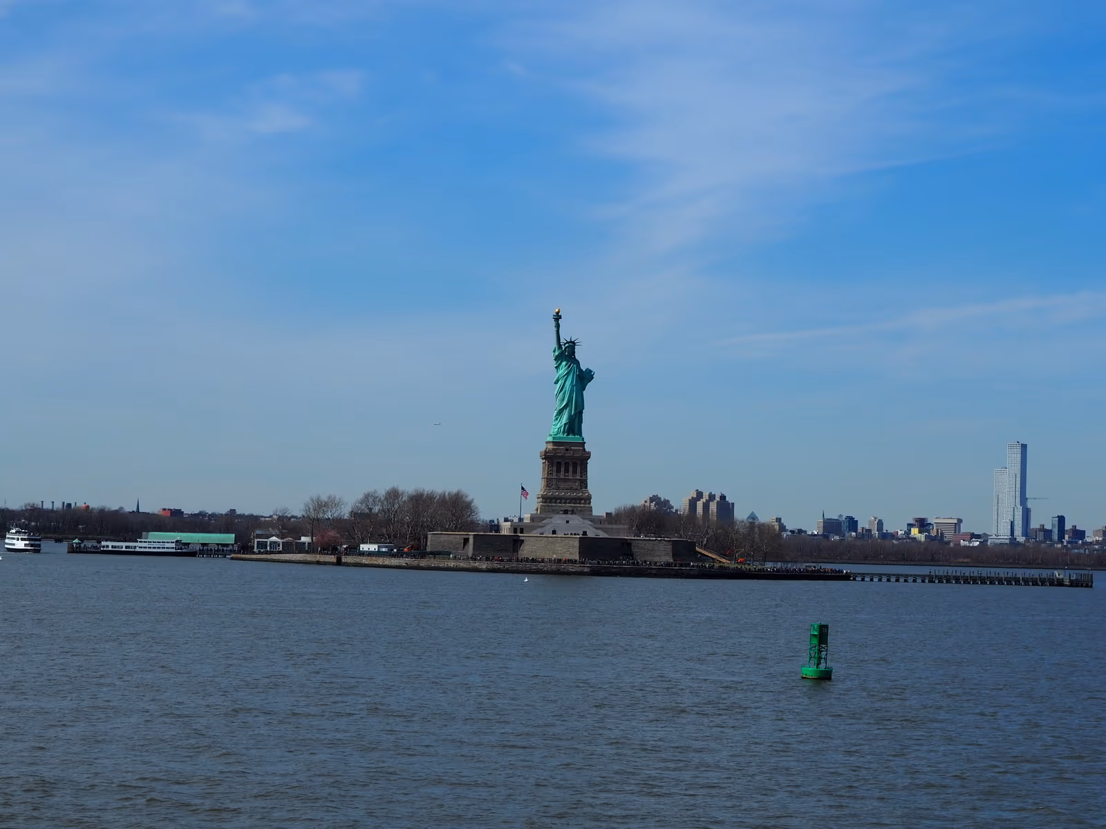 Die kleine Lady Liberty, von der Staten Island Ferry aus gesehen