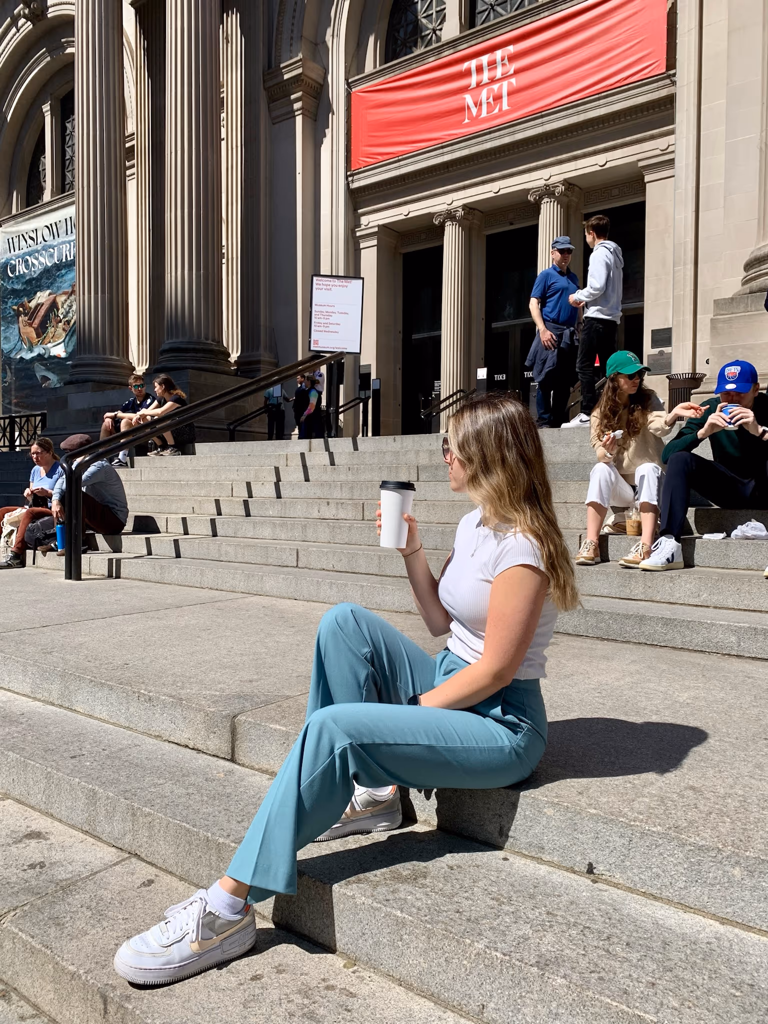 Frühstück auf den Stufen des Metropolitan Museum