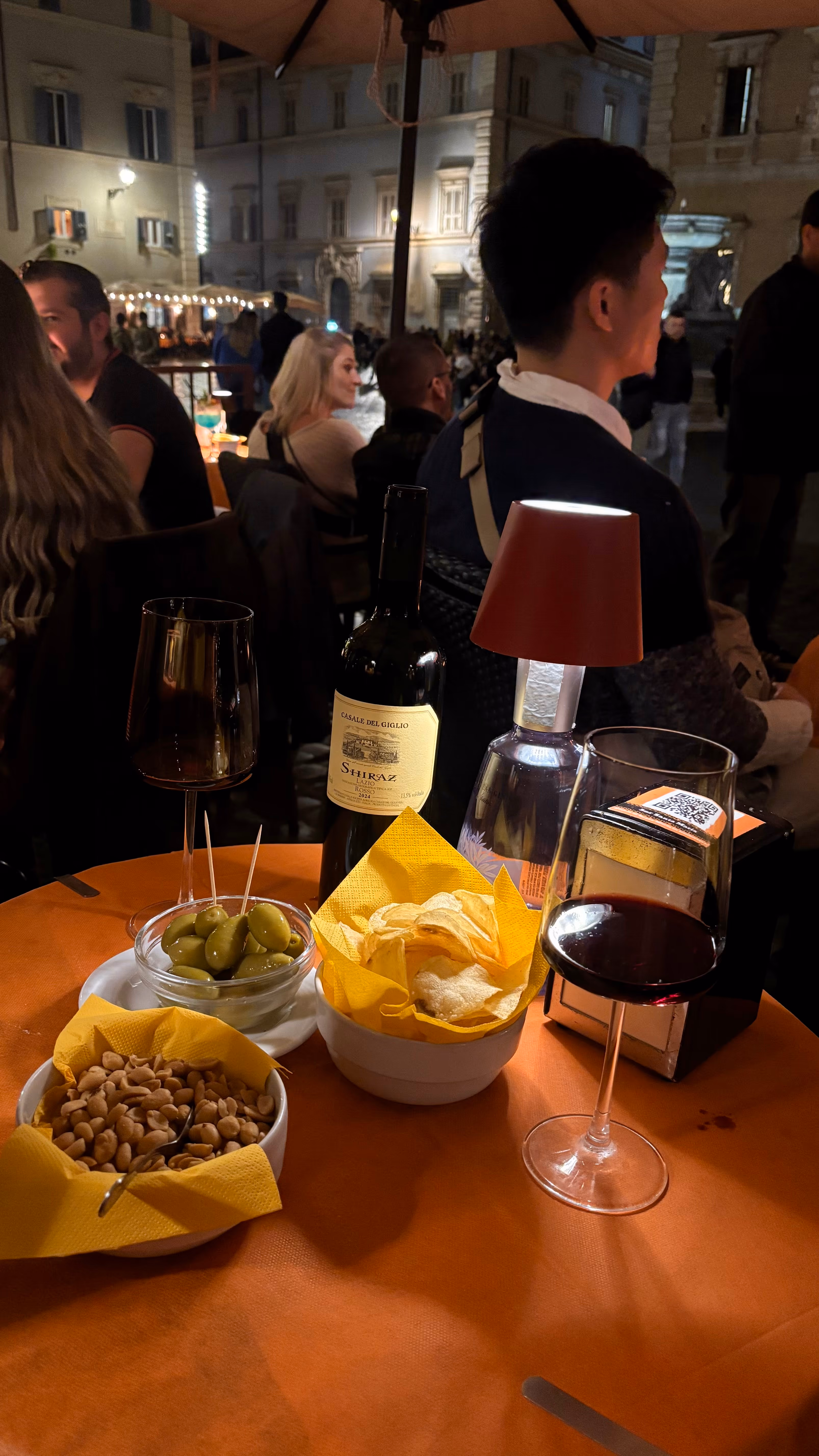 Rotwein mit Oliven, Chips und Erdnüssen in der Bar Santa Maria