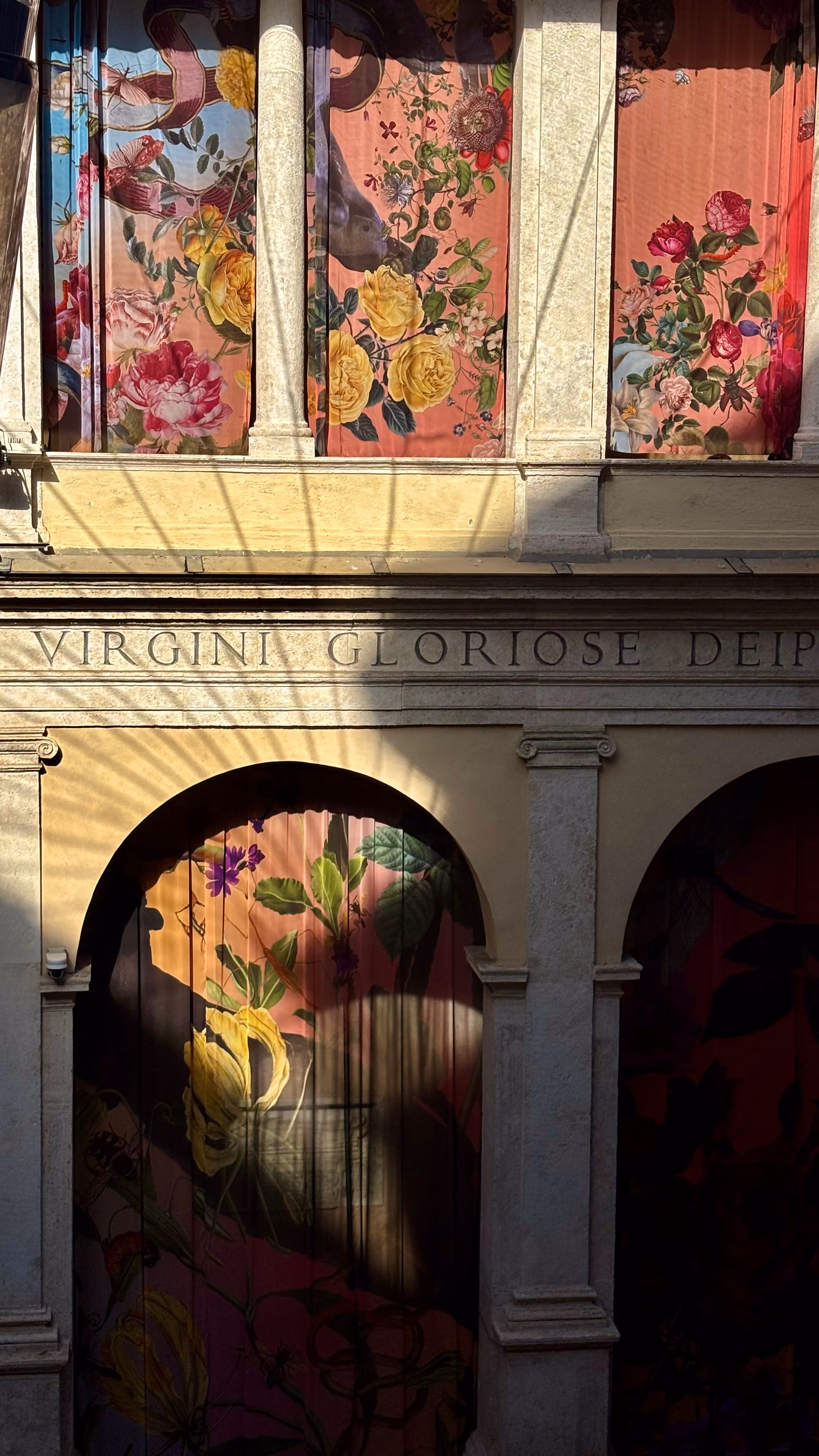 Der bunte Innenhof des Chiostro del Bramante
