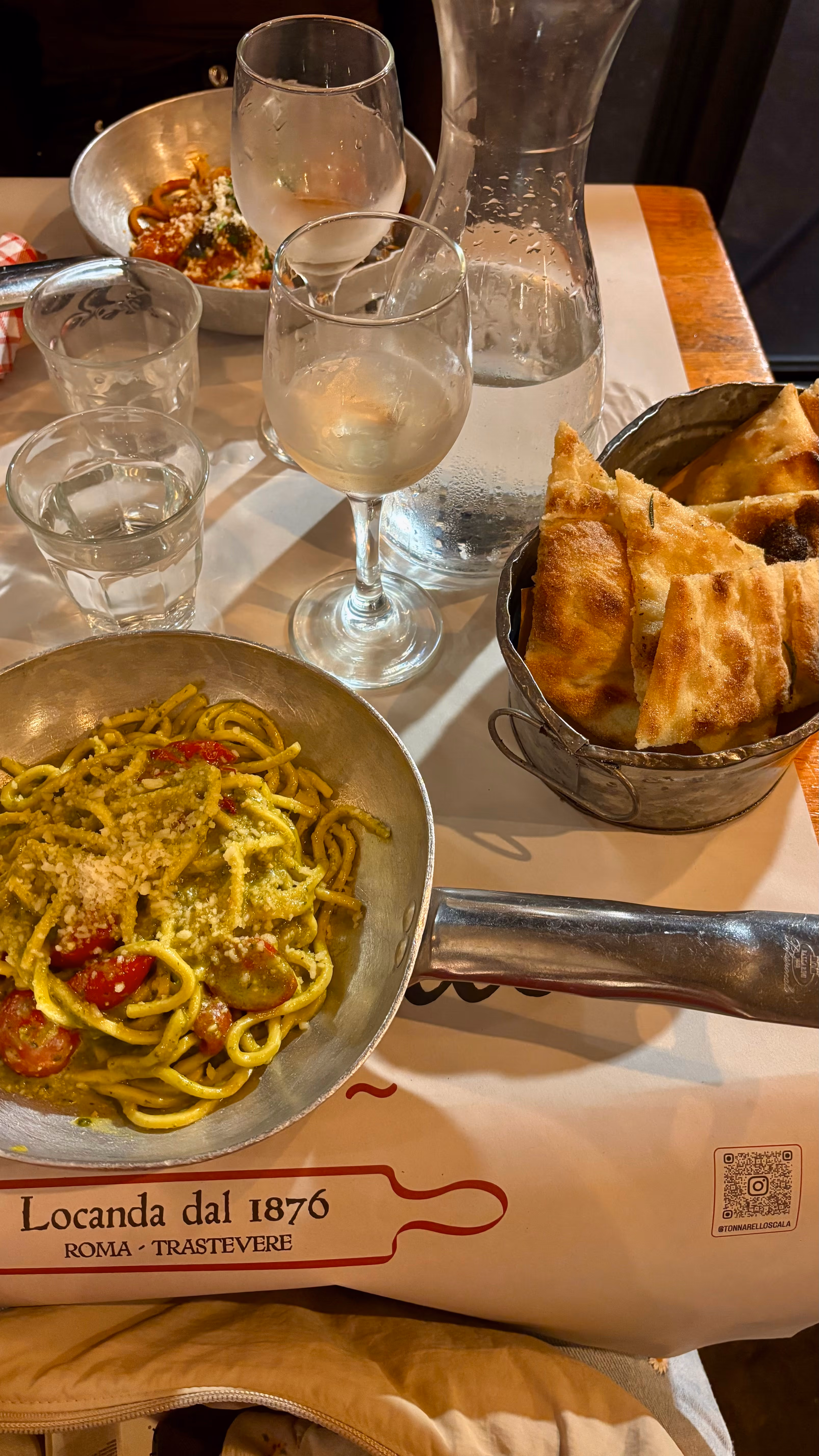 Selbst gemachte Pasta mit Knoblauch-Focaccia bei Tonnarello