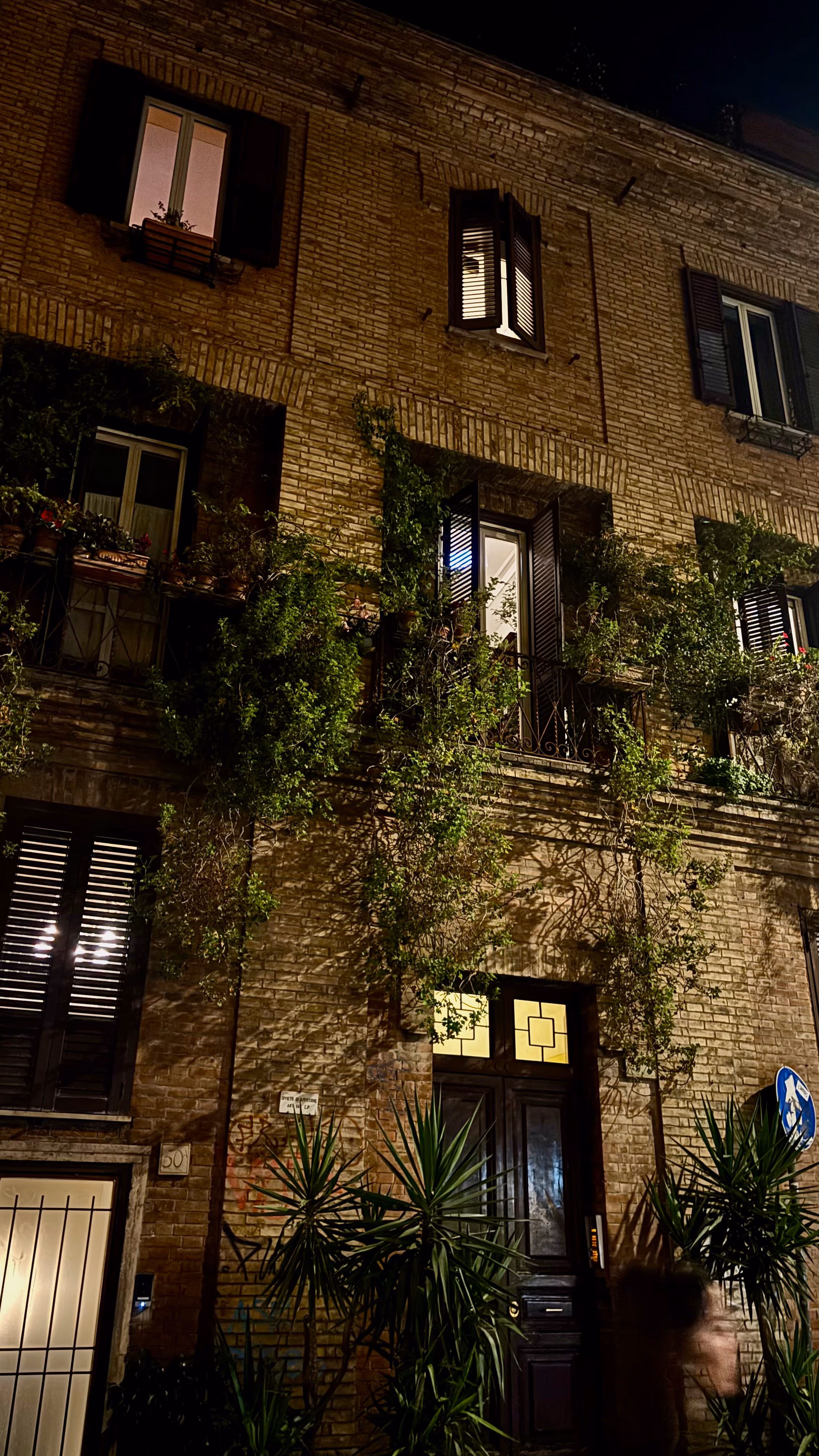 Begrünte Hausfassade beim Late-Night-Spaziergang durch Trastevere