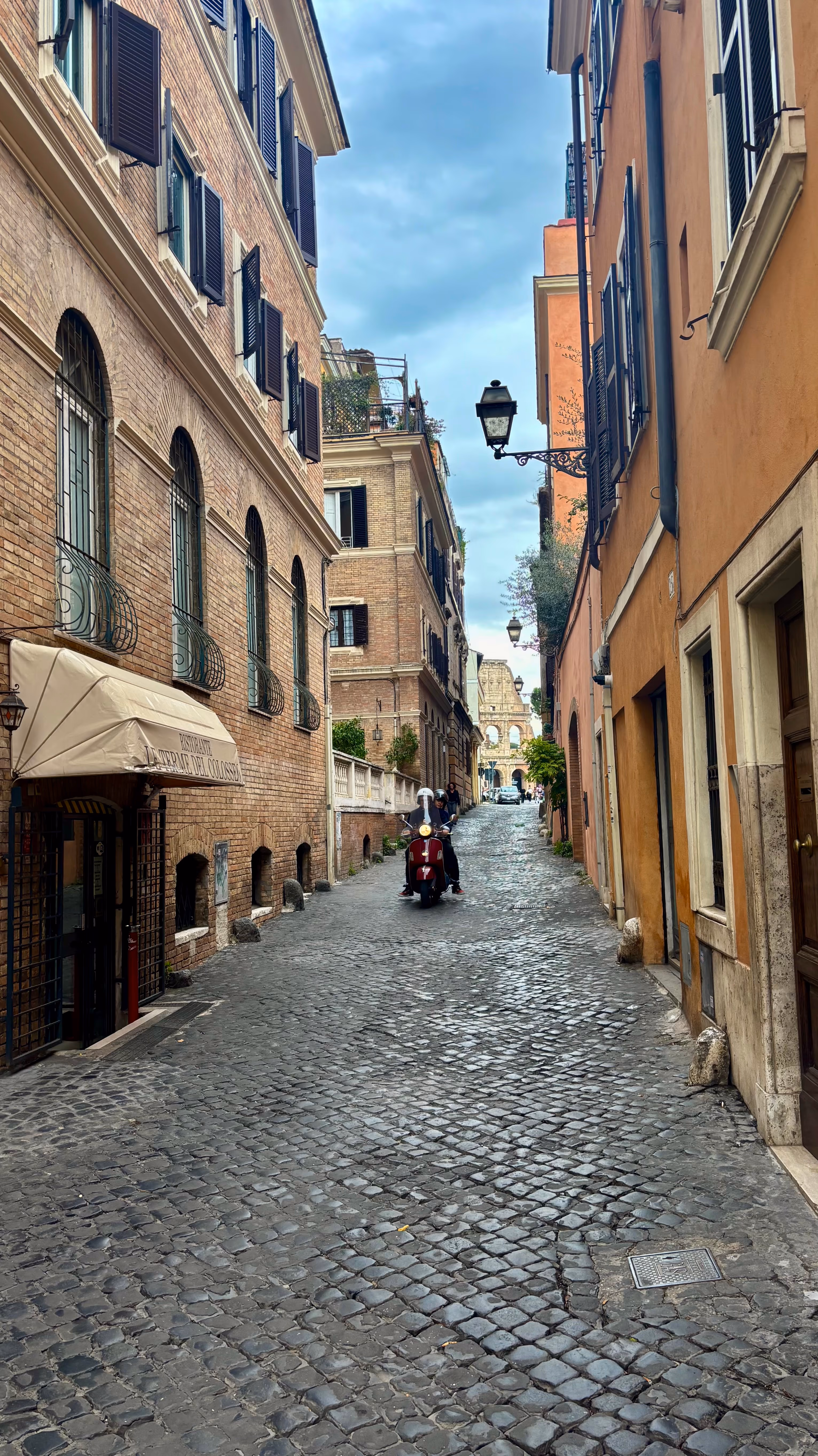 Am Ende der Via del Cardello: der versteckte Blick auf das Kolosseum