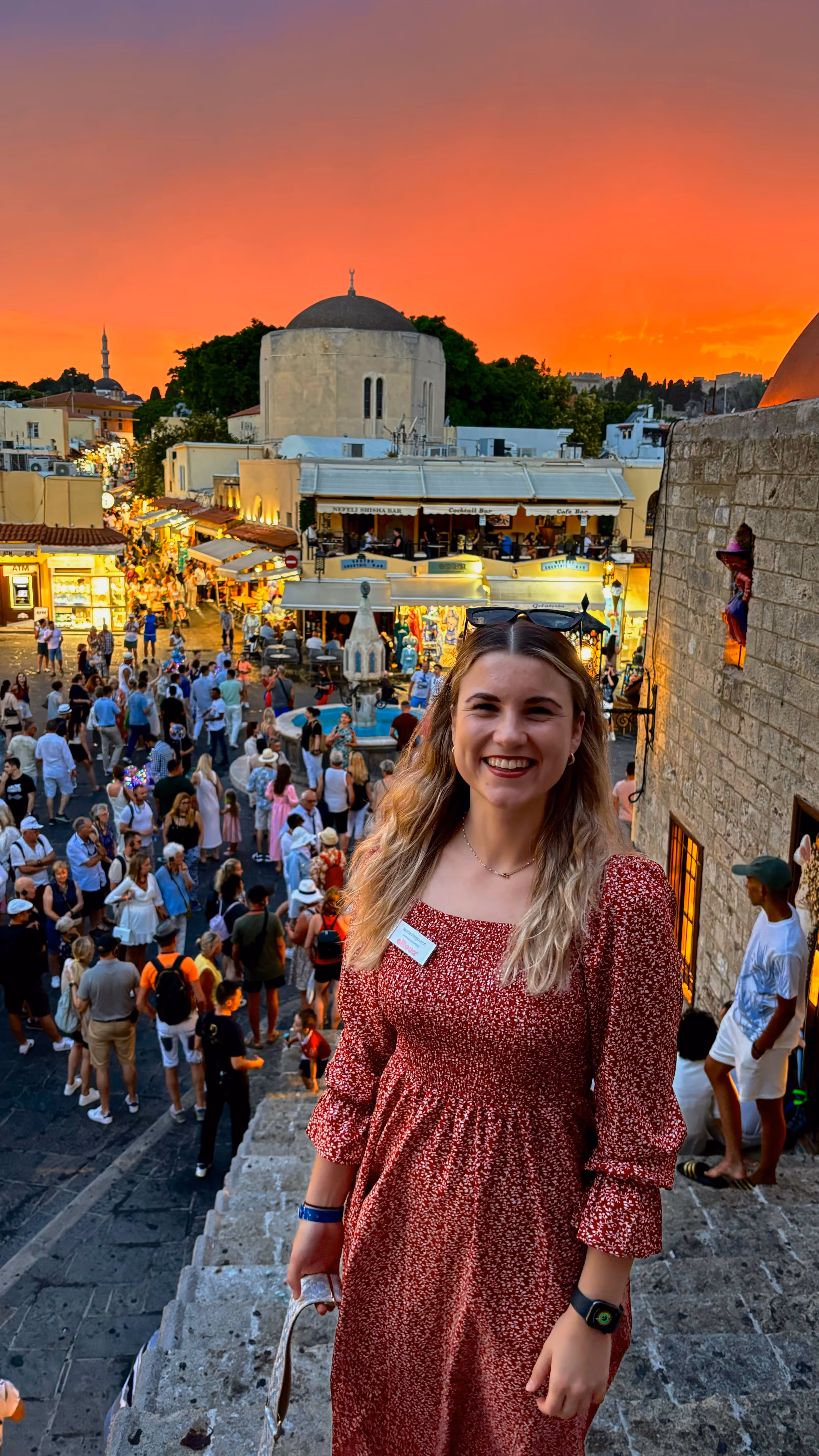 Janine im roten Kleid bei Sonnenuntergang