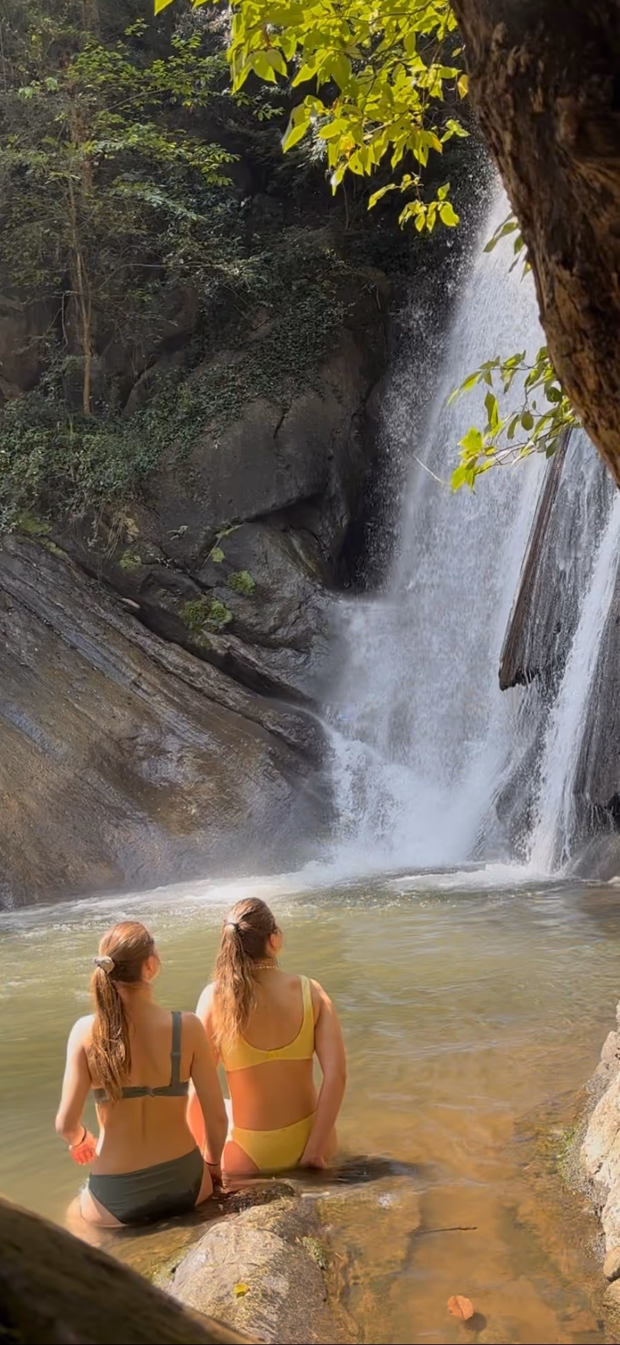 Schwimmen im Pallewela-Wasserfall