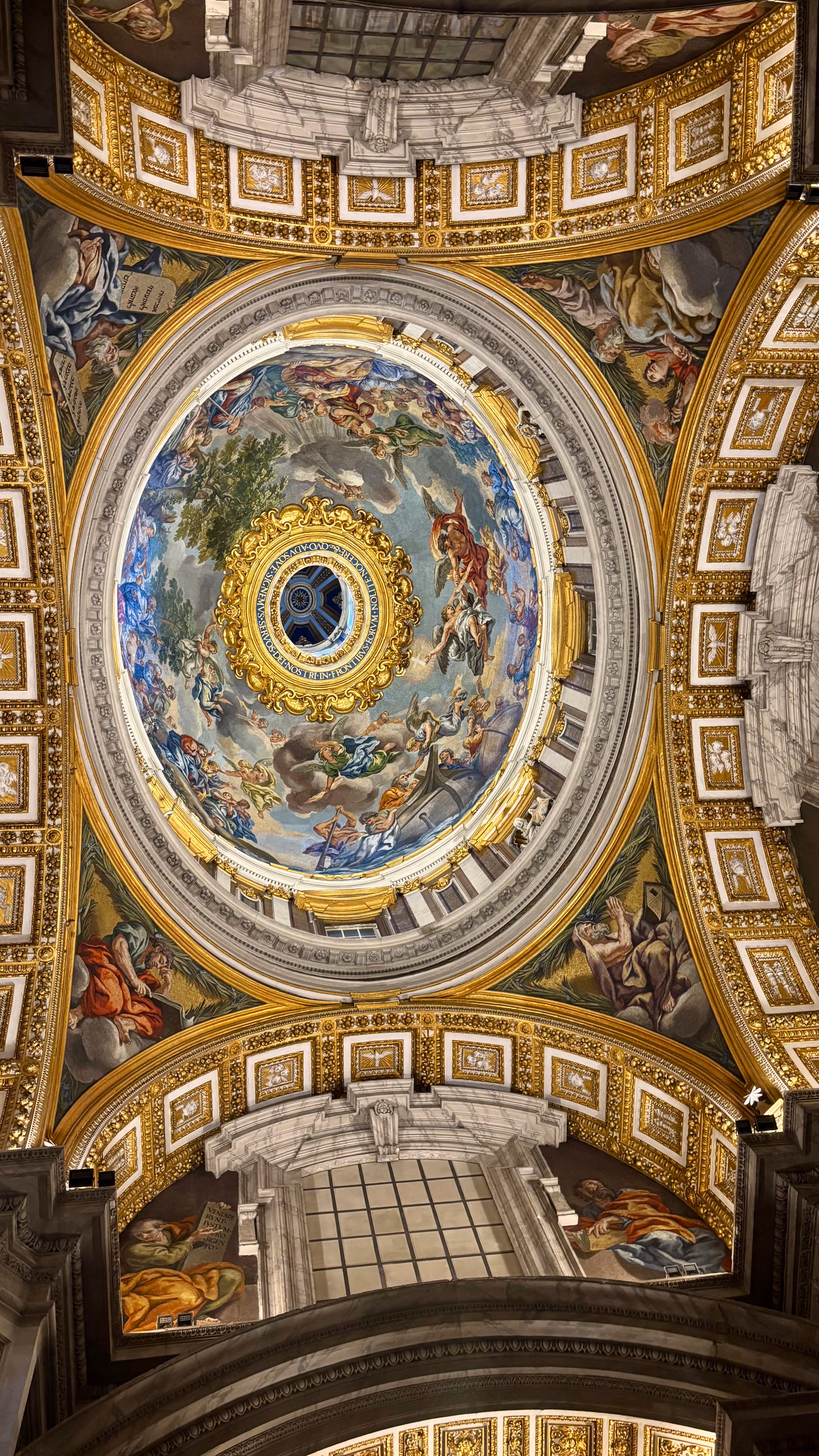 Die verzierte Kuppel im Inneren des Petersdoms